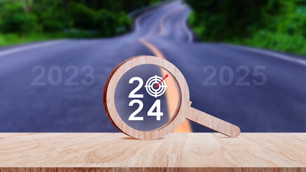 Feliz ano novo 2024 com conceito de negócio com ícone Target dentro da lupa de madeira