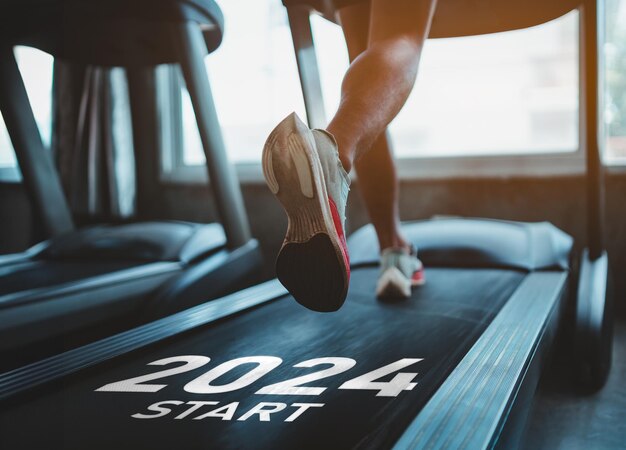 Foto feliz ano novo 20242024 simboliza o início do novo ano close up de pés atleta corredor correndo em esteira em clube de fitness cardio treino estilo de vida saudável cara treinamento em ginásio