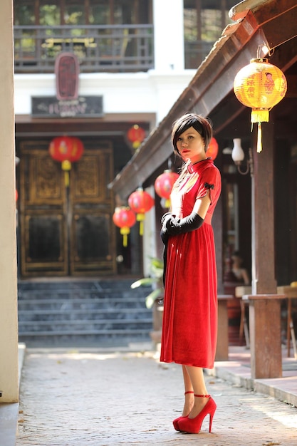 Feliz Ano Novo Chinês. bela jovem mulher asiática vestido cheongsam tradicional