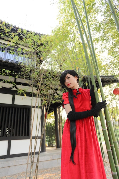 Foto feliz ano novo chinês. bela jovem mulher asiática vestido cheongsam tradicional