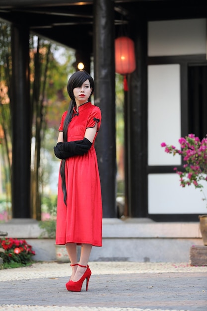 Feliz Ano Novo Chinês. bela jovem mulher asiática vestido cheongsam tradicional