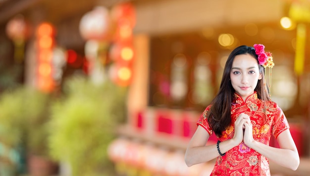 Feliz Ano Novo Chinês. Mulher asiática com espaço de cópia para o texto.