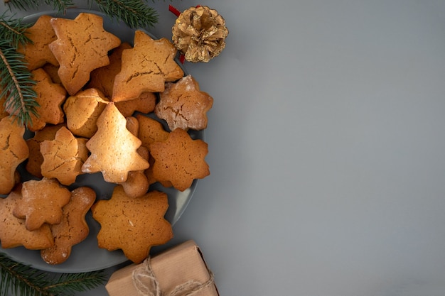 Foto feliz ano novo conjunto de pão de gengibre de biscoitos de gengibre decoração de glacê de açúcar glaceado em fundo preto, banner de feriado de inverno pandêmico sazonal mínimo