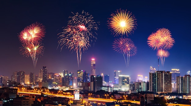 Feliz ano novo de fogo de artifício com a paisagem urbana de Bandkok à noite