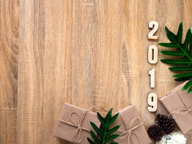 Feliz año nuevo 2019 decorativa con caja regalo en madera.