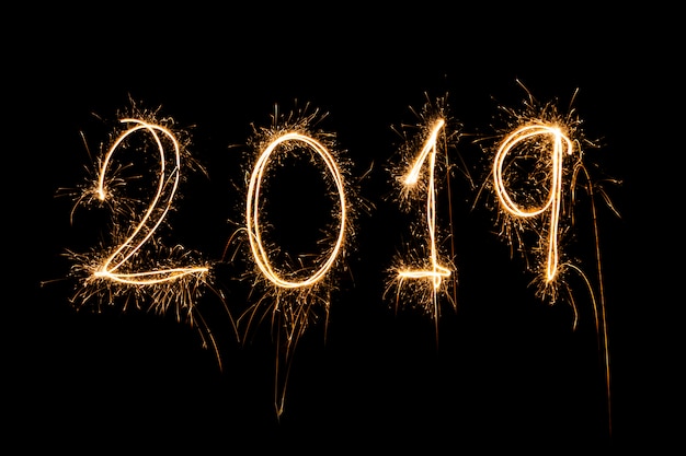 Feliz año nuevo 2019 escrito con fuegos artificiales Sparkle