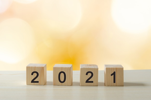 Feliz año nuevo 2021 cubos de ideas creativas en mesas de madera