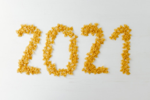 Feliz año nuevo 2021 hecho de macarrones