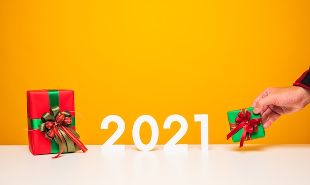 Feliz año nuevo 2021 número con cajas de regalo