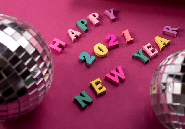 Feliz año nuevo 2021 palabras de saludo con bola de discoteca