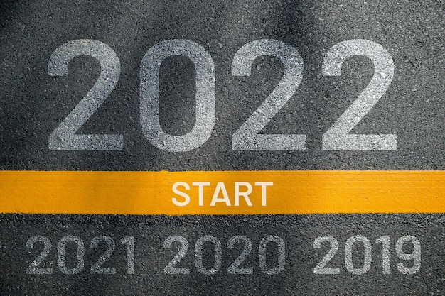 Feliz año nuevo 2022. camino al concepto de objetivos 2022. texto 2022 y 2021 escrito en el fondo de la carretera