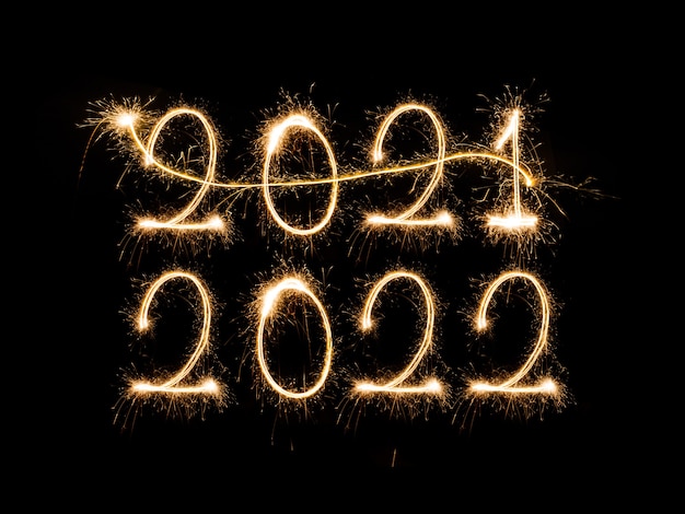 Feliz año nuevo 2022 texto ardiente chispeante Feliz año nuevo 2022 aislado sobre fondo negro Beauti