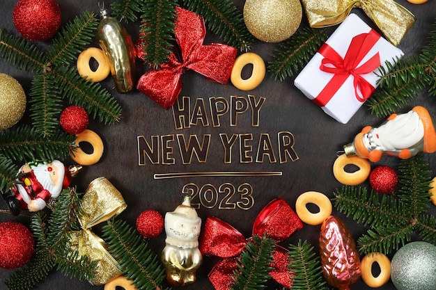 Feliz año nuevo 2023 banner de tarjeta de felicitación o portada con decoración navideña Marco de decoraciones