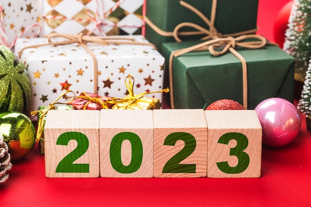Foto feliz año nuevo 2023, navidad 2023, regalos de navidad colocados en un ambiente festivo