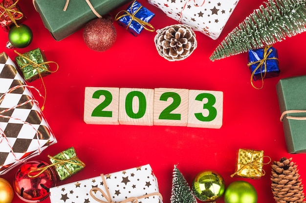 Feliz Año Nuevo 2023, Navidad 2023, regalos de Navidad colocados en un ambiente festivo