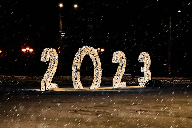 Feliz año nuevo 2023 Números ardientes brillantes Año 2022 con fondo negro decoraciones navideñas calle Hermoso elemento de diseño