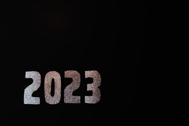 Feliz Año Nuevo 2023 Números dorados en un fondo negro con brillo