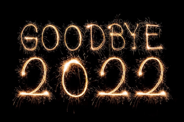 Foto feliz año nuevo 2023. texto ardiente brillante feliz año nuevo 2023 aislado sobre fondo negro. hermosa