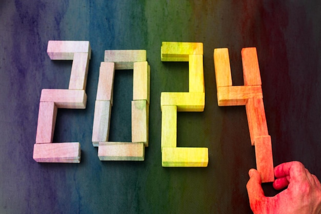 Feliz Año Nuevo 2024 Idea Transición de 2023 a año nuevo 2024 concepto con texto en bloques de madera
