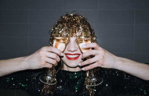 Feliz año nuevo celebración de la fiesta de fin de año hermosa mujer con maquillaje festivo y oro brillante