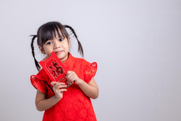 Feliz Año Nuevo Chino. niñas asiáticas sonrientes con vestido tradicional chino
