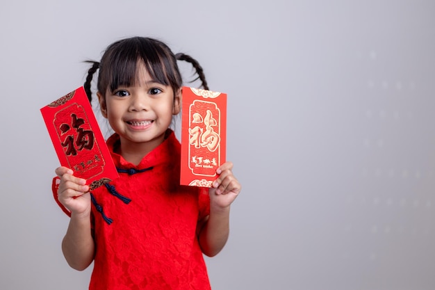 Feliz Año Nuevo Chino. niñas asiáticas sonrientes con vestido tradicional chino