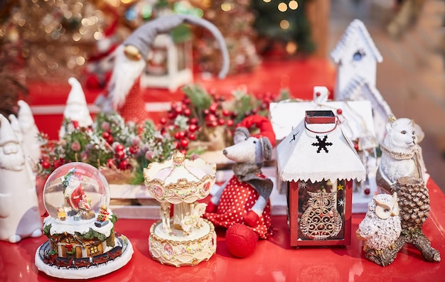 Foto feliz año nuevo y feliz concepto de navidad juguetes y figuritas festivas de año nuevo en la superficie roja