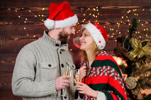 Feliz año nuevo Fiesta en casa Ambiente festivo Pide deseos de navidad Pareja enamorada celebración navideña Bebidas para adultos Feliz navidad Celebrando la navidad juntos Felicitaciones