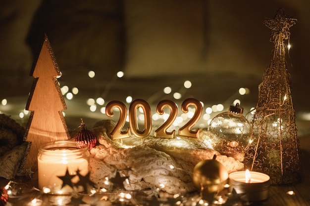 Feliz año nuevo número hecho por velas sobre un fondo bokeh brillante festivo en la oscuridad