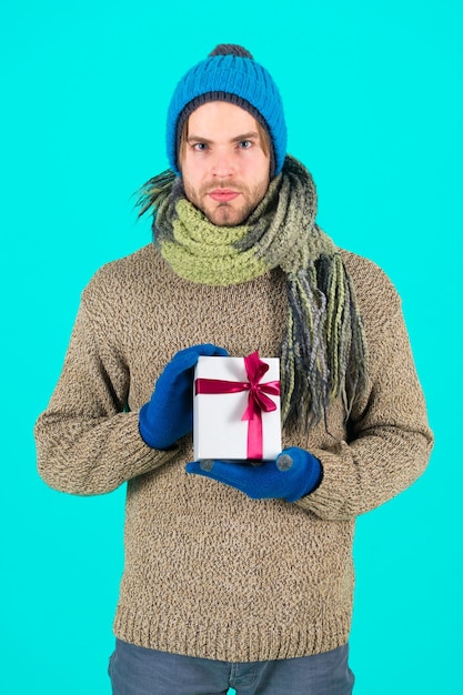 Feliz año nuevo. Regalo de Navidad. Hombre con caja actual. Compras. Celebración de las vacaciones de invierno. La mañana antes de Navidad. Feliz navidad y próspero año nuevo. Fiesta de Navidad.