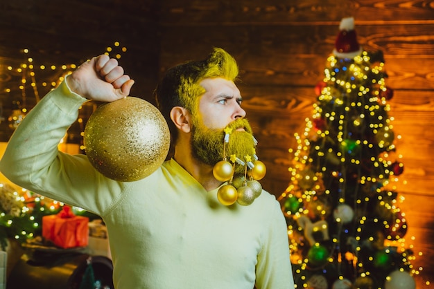 Feliz año nuevo santa posando sobre fondo de madera vintage retrato de hombre guapo santa en el interior con ...