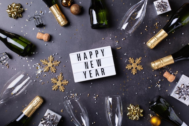 Feliz año nuevo tarjeta de felicitación copas de champán y botellas de confeti