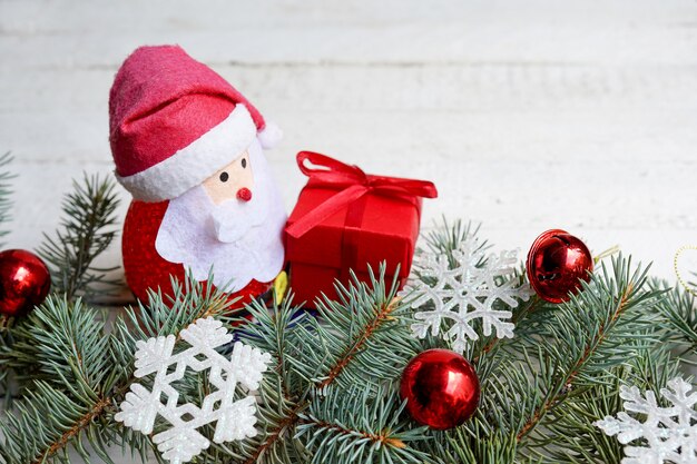 Feliz año nuevo tarjeta de felicitación, santa y árbol de navidad