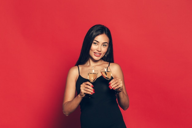 Feliz Año Nuevo para usted. Una joven y bella mujer bailando con copa de champán