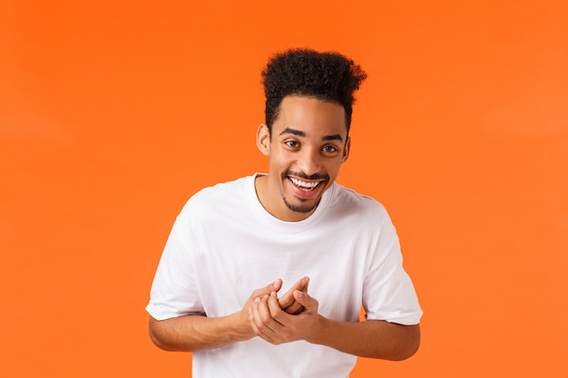 Feliz apuesto joven afroamericano con bigote y corte de pelo afro