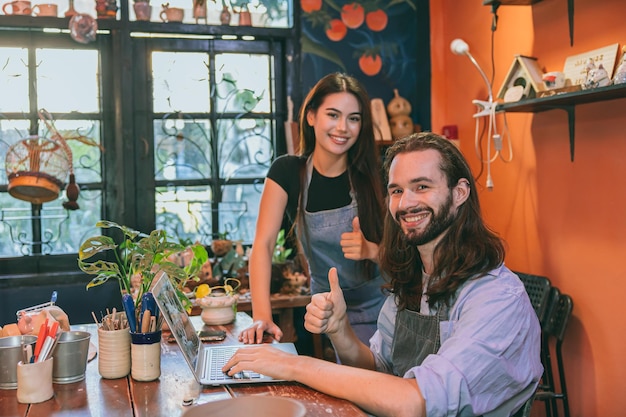 Feliz artista dueño del taller de cerámica pareja amigo juntos disfrutan de pequeños negocios con amor