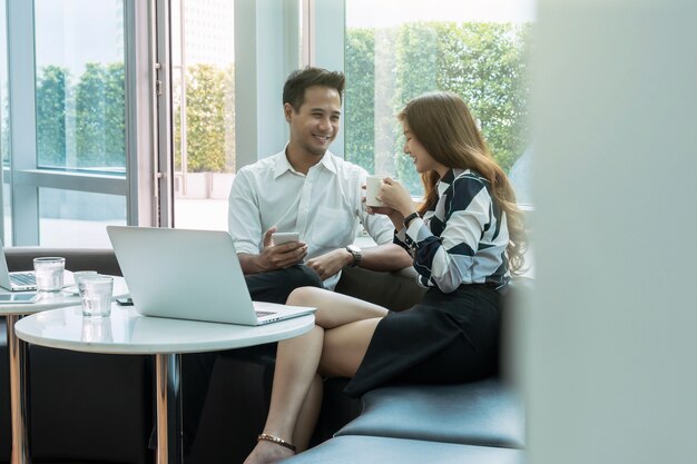 Feliz asiática hermosa mujer de negocios joven y guapo empresario