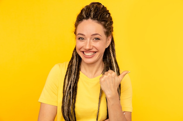 Feliz atraente sorridente senhora isolada no quarto amarelo.