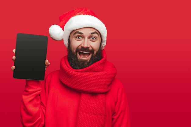 Feliz barbudo com chapéu de papai noel