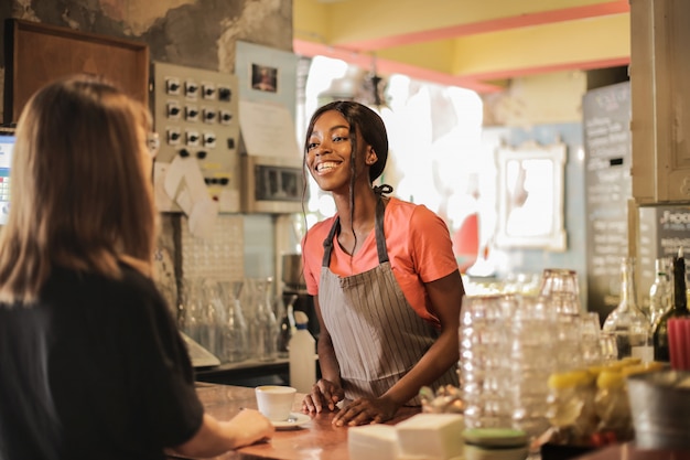 Feliz, barman afro, menina