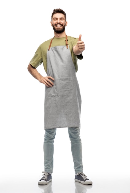 feliz barman sonriente en delantal mostrando los pulgares hacia arriba