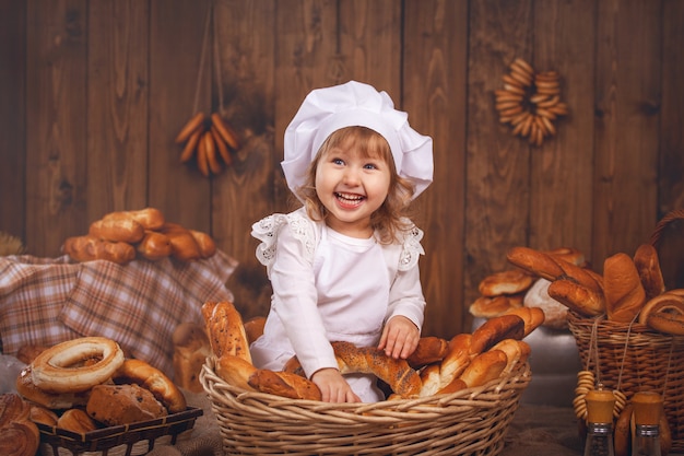 Feliz, bebê, cozinheiro, em, cesta vime, rir, cozinheiro jogando