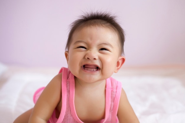 Foto feliz bebê fofo na cama