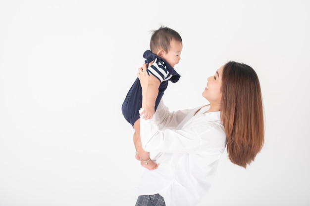 Feliz bebé recién nacido lindo y hermosa mamá