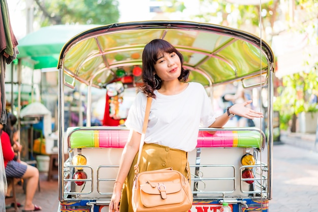 Feliz y bella mujer asiática viajando en Khao Sarn Road, Tailandia