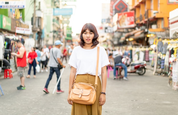 Feliz y bella mujer asiática viajando en Khao Sarn Road, Tailandia