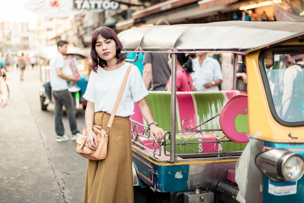 Feliz y bella mujer asiática viajando en Khao Sarn Road, Tailandia