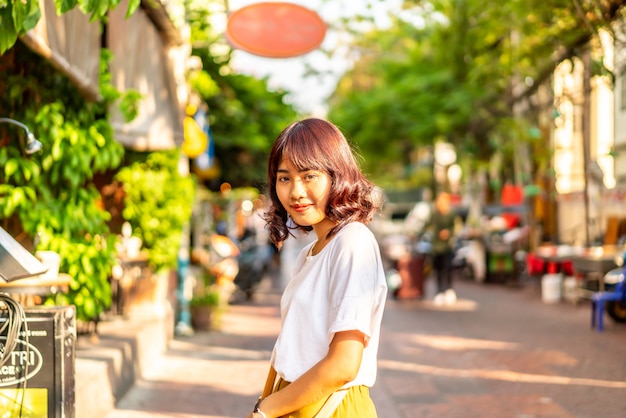 Feliz y bella mujer asiática viajando en Khao Sarn Road, Tailandia