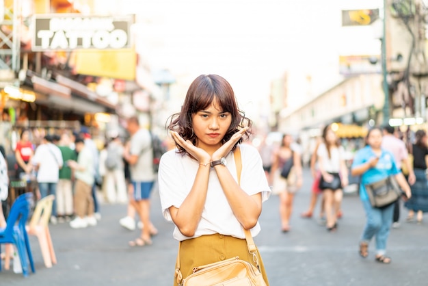 Feliz y bella mujer asiática viajando en Khao Sarn Road, Tailandia