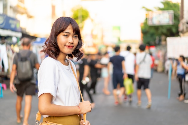 Feliz y bella mujer asiática viajando en Khao Sarn Road, Tailandia